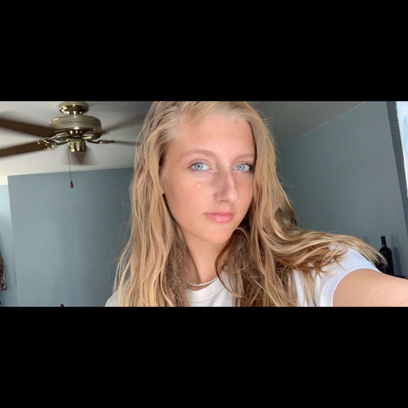 Meet your Posher, Lauran - Picture 2 of 2